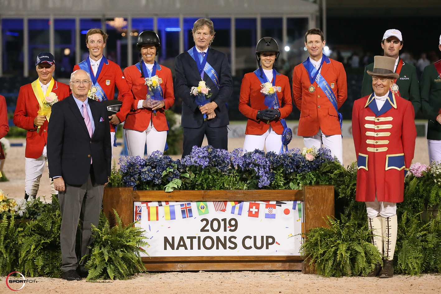 The winning USA team: Wilton Porter, Beezie Madden, Chef d’Equipe Robert Ridland, Adrienne Sternlicht, and McLain Ward, with Equestrian Sport Productions President Michael Stone and ringmaster Steve Rector. Photo by © Sportfot